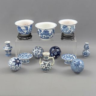 Lote de artículos decorativos. China, SXX. Elaborados en porcelana tipo pinyin. Decorados con motivos orgánicos y florales.