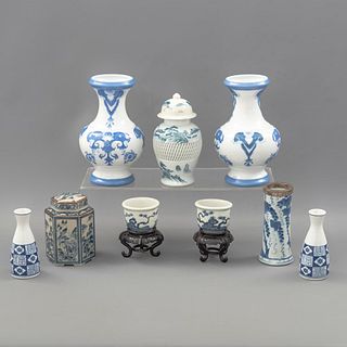 Lote de artículos decorativos. China y Japón, SXX. Elaborados en porcelana, algunos tipo pinyin. Decorados con motivos orgánicos.