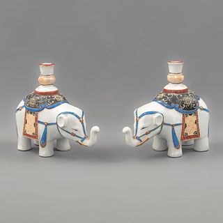 Par de candeleros. Origen oriental, SXX. Diseños de elefantes. Elaborados en cerámica policromada.