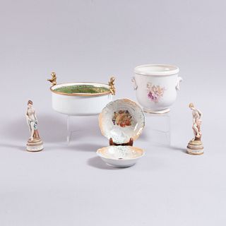 Lote de artículos de mesa y decorativos. Origen europeo, SXX. Elaborados en porcelana Capodimonte y otras. Piezas: 6