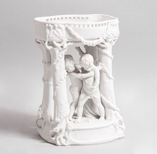 Centro de mesa. SXX. Elaborado en porcelana Biscuit. Decorado con amorcillos y elementos vegetales.  30 x 21 x 13 cm.