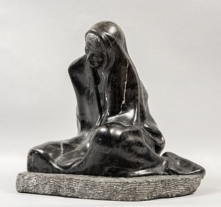 VÍCTOR HUGO CASTAÑEDA. María. Firmada y fechada 1982. Talla en mármol negro. 32 cm de altura.