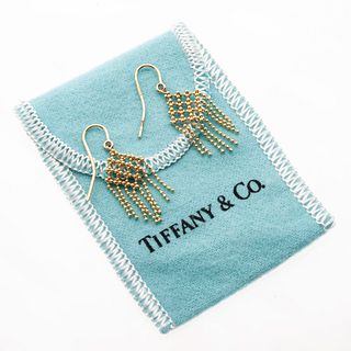 Par de aretes en oro amarillo de 18k de la firma Tiffany & Co. Peso: 2.4 g.