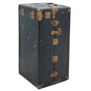 Baúl de viaje. SXX. Elaborado en madera con recubrimiento en color negro, 4 cajones y maletín. Con herrajes y ganchos. 102X52X56 cm