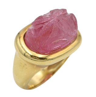 Tambetti 18 Karat Yellow Gold Ring, set with carved pink quartz, size 7 1/8 inches, 17.9 grams.
