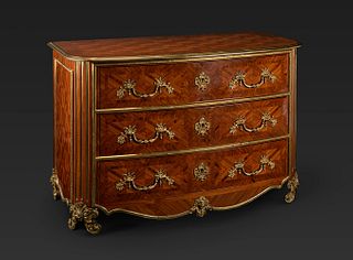 French Regency style chest of drawers, 20th century. 
Walnut wood, marquetry and bronze.