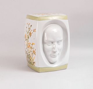 Banco para jardín. SXX. En cerámica vidriada. Decorado con rostros en altorrelieve.