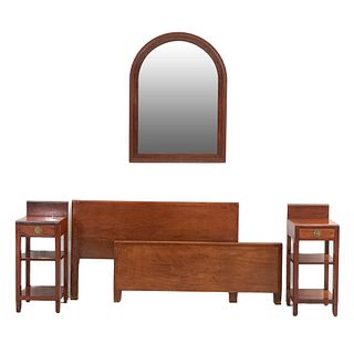 Recámara. SXX. Elaborada en madera. Consta de: 2 mesas de noche, espejo, cabecera y piecera. Decorada con molduras. Piezas: 5