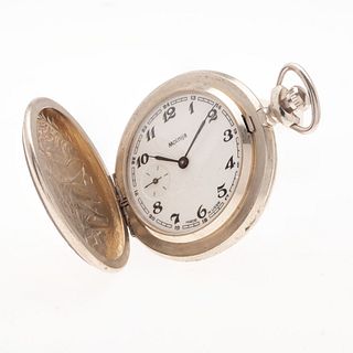 Reloj de bolsillo Molnija. Movimiento manual. Caja circular en acero de 48 mm. Carátula color blanco con índices de números arábigos.
