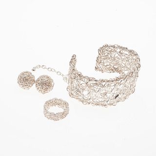 Brazalete, anillo y par de aretes en plata .925 de la firma Tane colección Nido. Peso: 69.6 g.