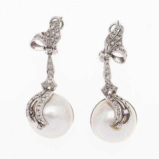 Par de aretes vintage con perlas y diamantes en plata paladio. 2 perlas cultivadas color gris de 17 mm. 58 diamantes corte 8 x 8.