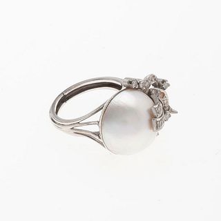 Anillo vintage con media perla y diamantes en plata paladio. 1 media perla cultivada color gris de 15 mm. 20 diamantes corte 8 x 8