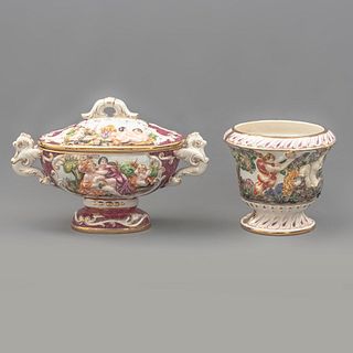 Sopera y centro de mesa. Italia, SXX. Elaborados en cerámica vidriada, Capodimonte. Decorada con elementos orgánicos, esmalte dorado