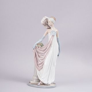 VICENTE MARTÍNEZ. Dama charleston. España, SXX. Elaborada en porcelana Lladró. Acabado brillante. 35 cm de altura.