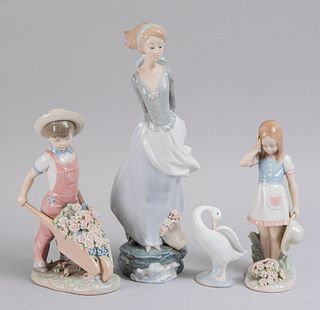 Lote de 4 figuras decorativas. España, SXX. Elaboradas en porcelana Lladró. Acabado brillante. Consta de: 2 niños con flores, otros.