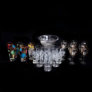 Lote de artículos de mesa. SXX. Elaborados en vidrio y cristal. Consta de: vasos, copas y centro de mesa. Piezas: 27