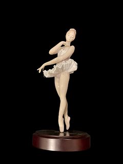 Lladro - Figurine # 5818 - "On Her Toes" Ballerina