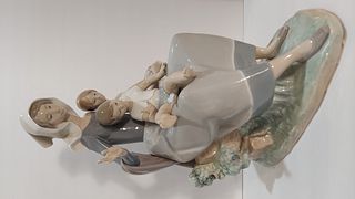 Lladro Figurine # 4864 "Mother" with children - Retired