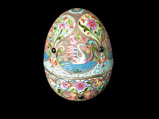 A RUSSIAN SILVER GILT AND CLOISONNE ENAMEL JEWELLED EGG