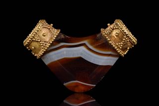 BACTRIAN AGATE BEADS WITH GOLD TERMINALS