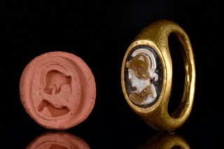 A ROMAN GOLD RING WITH SARDONYX CAMEO OF MARS