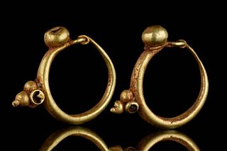 A MATCHING PAIR OF ROMAN GOLD HOOP EARRINGS
