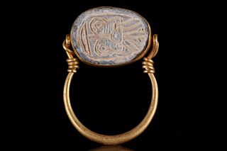 A SWIVEL GOLD RING WITH STEATITE SCARAB