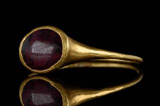A ROMAN GOLD RING WITH CABOCHON GARNET