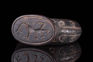 AN EUROPEAN MEDIEVAL SILVER FINGER RING WITH DRAGON