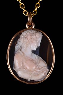 A POST CLASSICAL GOLD PENDANT SHELL CAMEO OF CLEOPATRA