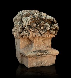 Copete with vase motif; Andalusia, XVIII century. 
Sandstone.