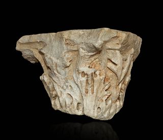Roman capital, 2nd century AD. 
Marble. 
Iron pedestal. 
Measures: 21 x 30 x 27 cm (capital); 30 x 20 x 20 x 20 cm (pedestal).