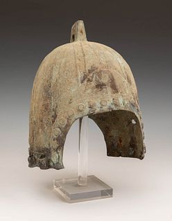 Military helmet, period of the Warring Kingdoms. China, 5th century B.C.-221 B.C. 
Bronze. 
Measures: 32 x 24 cm.