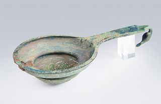 Etruscan ceremonial strainer. VI-V B.C. 
Bronze. 
Measures: 5 x 23 x 11 cm.
