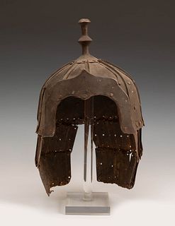 Military helmet, period of the Warring Kingdoms. China, 5th century B.C.-221 B.C. 
Bronze. 
Measures: 14 x 13,5 cm.