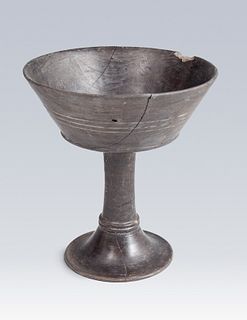 Etruscan cup of the fourth century BC. 
Black bucchero pottery. 
Restored with its fragments. 
Measures: 15 x 13,6 cm (diameter).