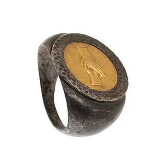 Ring. Rome, 2nd-3rd century AD. 
In gold and silver. Seal representing the "dextrarum iunctio", symbol of concord, both in private and political life.