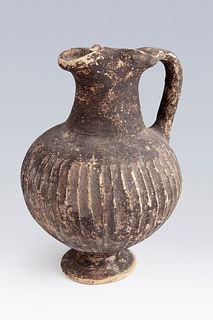 Etruscan Oinochoe, 3rd century BC. 
Black ceramic. 
Measures: 16 x 12,5 x 11,5 cm.