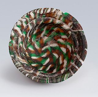 Makeup container. Rome, 2nd century AD. 
Multicolored glass. 
Measures: 4.5 x 7.8 cm (diameter).