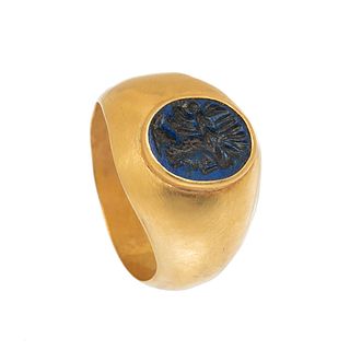 Ring. Rome, 2nd-3rd century AD. 
In gold and hard stone. 
Measures: 21 mm (inner diameter); 18 mm (wide front).