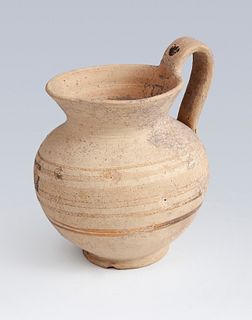 Vase with handle of the Etruscan civilization, IV century BC. 
Terracotta. 
Measures: 11,5 x 10 x 11 cm.