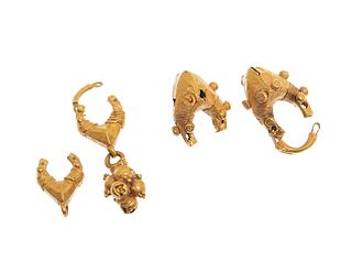 Two pairs of earrings. Rome, s. II-III AD. 
In gold.