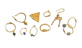 Selection of nine pieces of jewelry. Rome, II-III centuries A.D. 
In gold and hard stones.