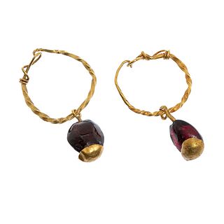 Pair of earrings. Rome, II-III centuries AD. 
In gold and garnets.