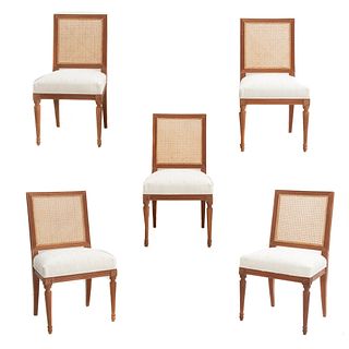 Lote de 5 sillas. México, años 70. Elaboradas en madera tallada. Respaldo de bejuco tejido, asiento en tapicería textil color beige.