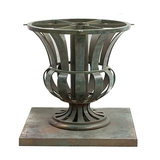 Base para mesa. Años 60. A la manera de Arturo Pani. Elaborada en metal con base cuadrangular. Diseño a manera de jarrón calado.