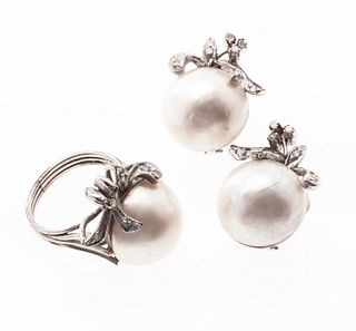Anillo y par de aretes vintage con medias perlas y diamantes en plata .925 y plata paladio.