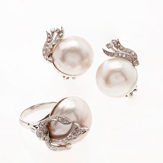 Anillo y par de aretes vintage con medias perlas y diamantes en plata paladio. 3 medias perlas cultivadas color gris de 15 mm