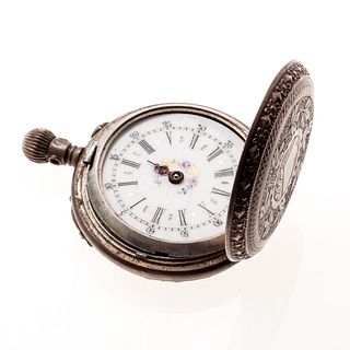Reloj de bolsillo sin marca. Movimiento manual. Caja circular con motivos florales en plata ley .800 de 30 mm.