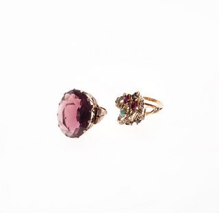 Dos anillos con rubíes, zafiros, diamantes y simulantes en oro amarillo de 10k y 18k. 2 rubíes corte marquís.